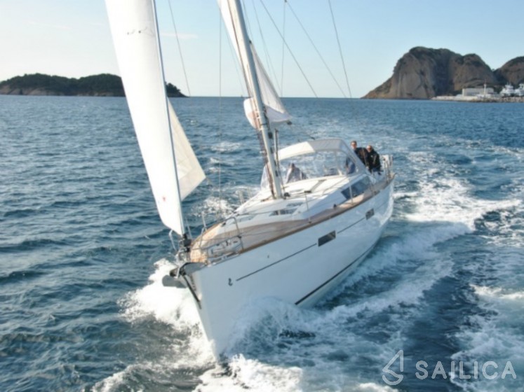 Oceanis 45 - Yacht Charter Sailica