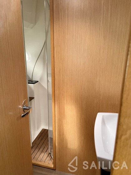 Bavaria Virtess 420 Fly - Yacht Charter Sailica