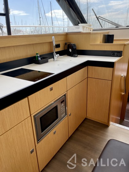 Bavaria Virtess 420 Fly - Yacht Charter Sailica