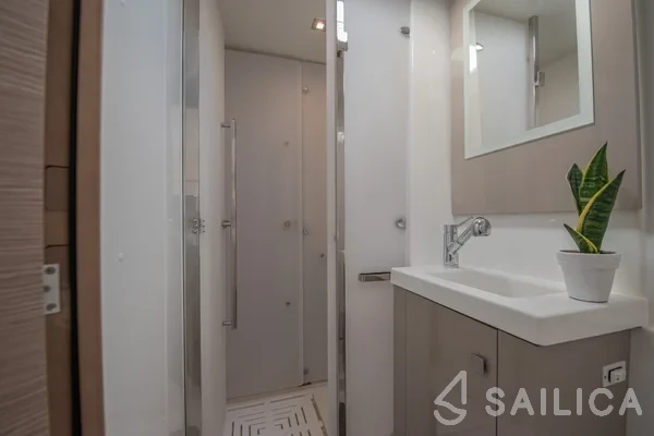 Astréa 42 - Yacht Charter Sailica