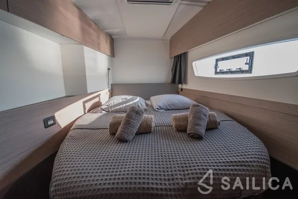 Astréa 42 - Yacht Charter Sailica