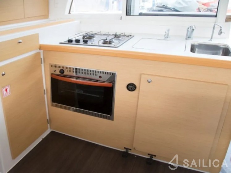 Lagoon 380 S2 - Yacht Charter Sailica