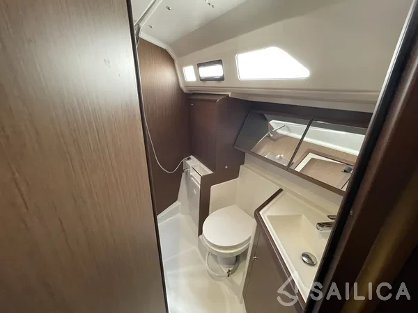 Oceanis 40.1 - Yacht Charter Sailica