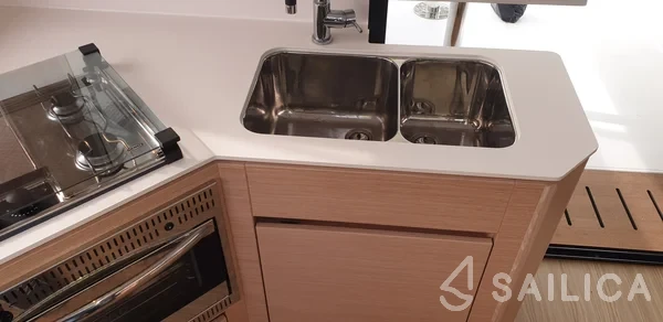 Nautitech 40 open NEW - 4 + 2 cab. - Yacht Charter Sailica