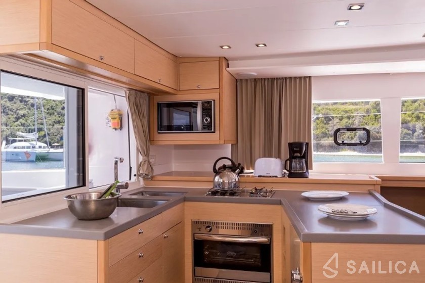 Lagoon 450  Flybridge - Yacht Charter Sailica