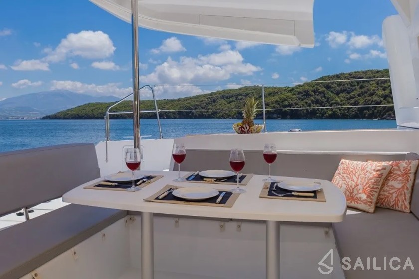 Lagoon 450  Flybridge - Yacht Charter Sailica
