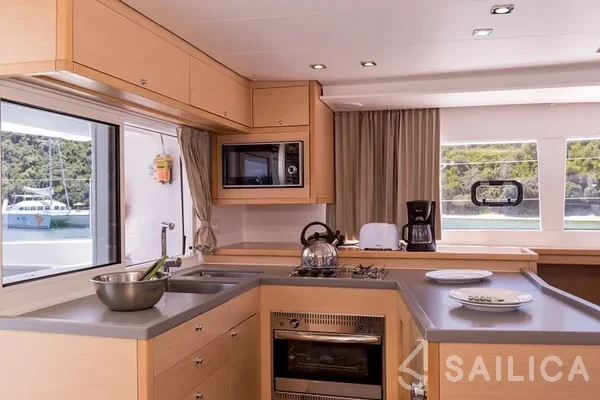 Lagoon 450  Flybridge - Yacht Charter Sailica
