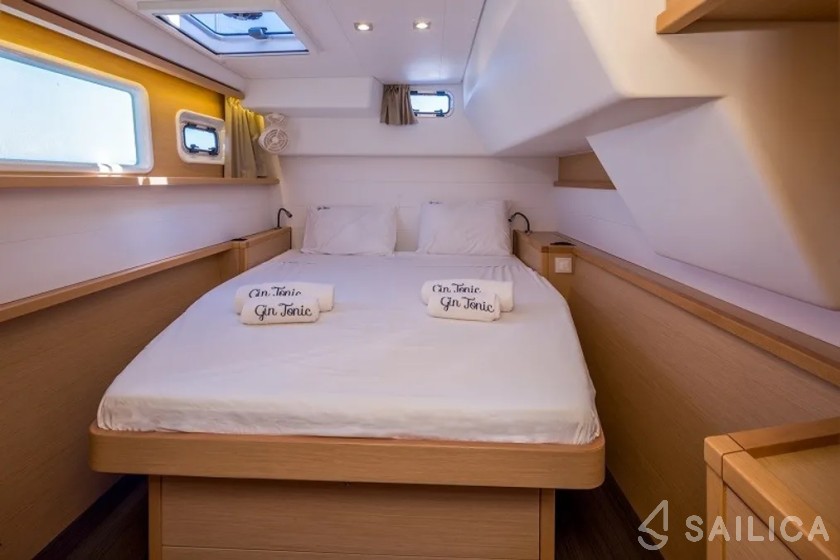 Lagoon 450  Flybridge - Yacht Charter Sailica