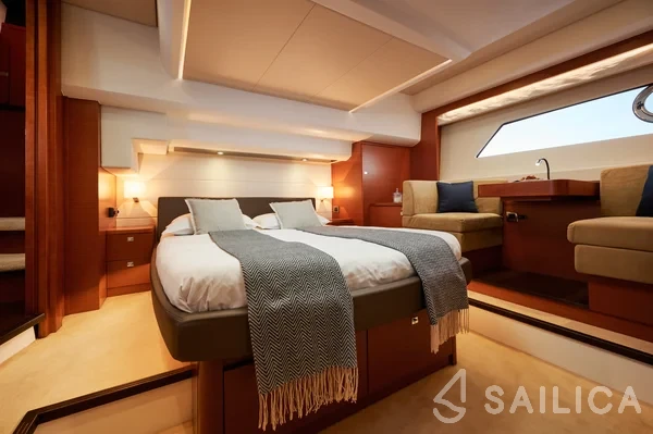 Prestige 550 Fly - Yacht Charter Sailica