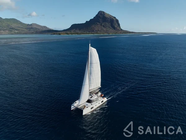 Nautitech 46 Fly - Yacht Charter Sailica