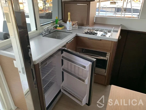 Lagoon 40 - Yacht Charter Sailica