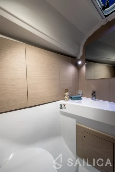 Oceanis 40.1 - Yacht Charter Sailica