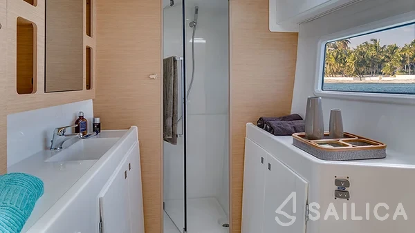 Lagoon 42 - Yacht Charter Sailica