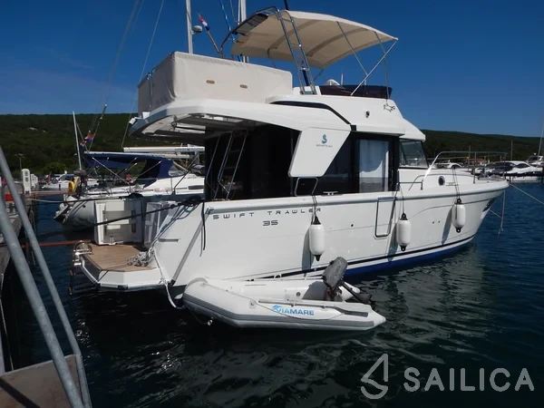 Swift Trawler 35 - Yacht Charter Sailica