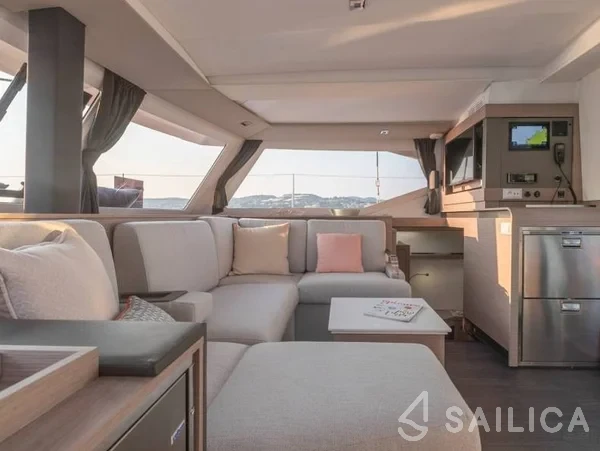 Isla 40 - Yacht Charter Sailica