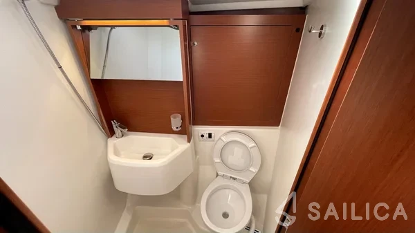 Oceanis 51.1 - Yacht Charter Sailica