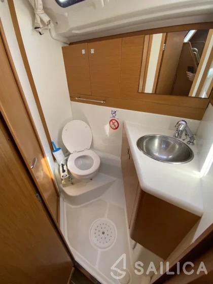 Jeanneau 53 - Yacht Charter Sailica