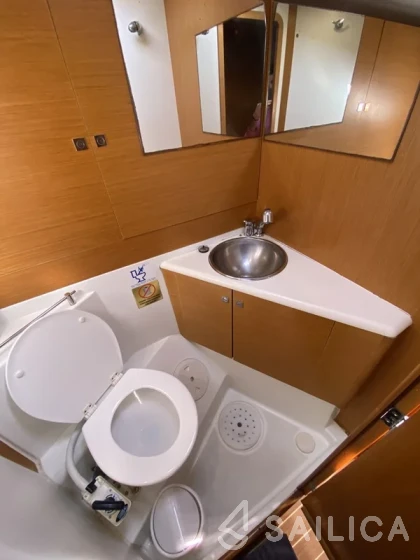 Jeanneau 53 - Yacht Charter Sailica