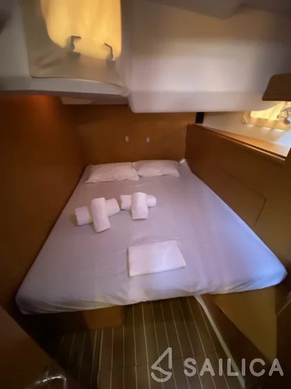 Jeanneau 53 - Yacht Charter Sailica