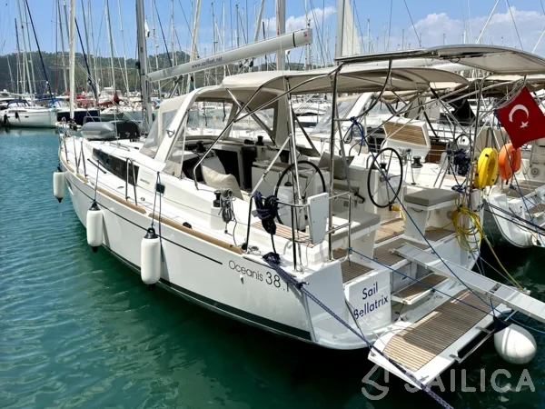 Oceanis 38.1 - Yacht Charter Sailica