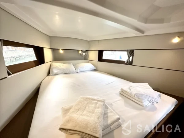 Oceanis 38.1 - Yacht Charter Sailica