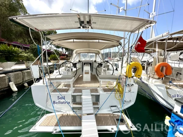 Oceanis 38.1 - Yacht Charter Sailica