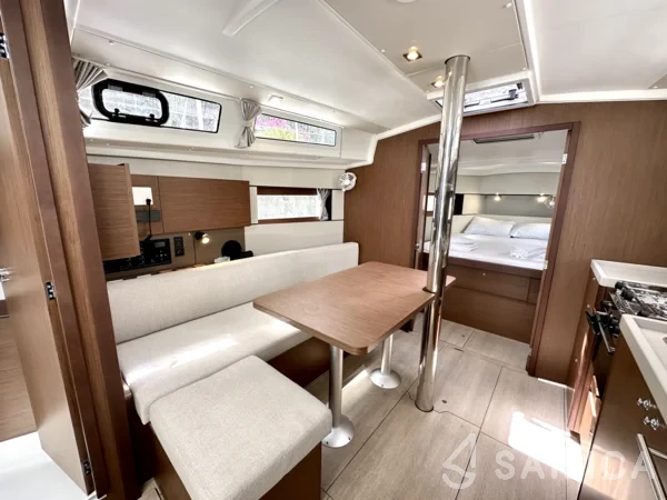 Oceanis 38.1 - Yacht Charter Sailica