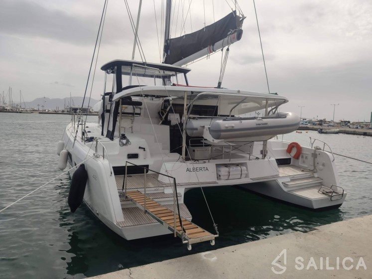 Lagoon 42 - Yacht Charter Sailica