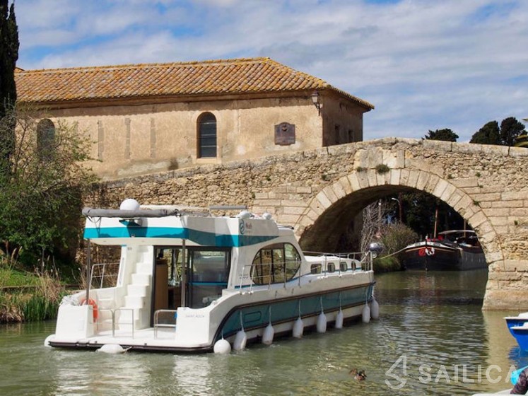 Estivale Octo Fly C - Yacht Charter Sailica