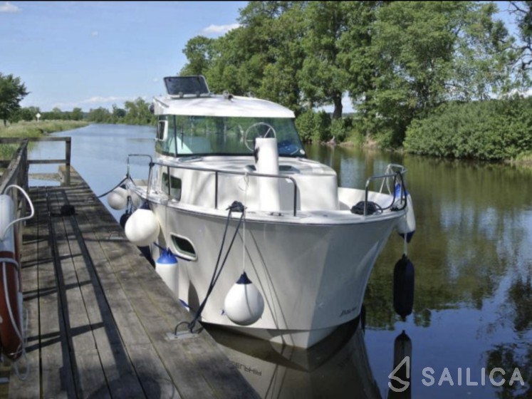 Delphia Escape 800 - Yacht Charter Sailica