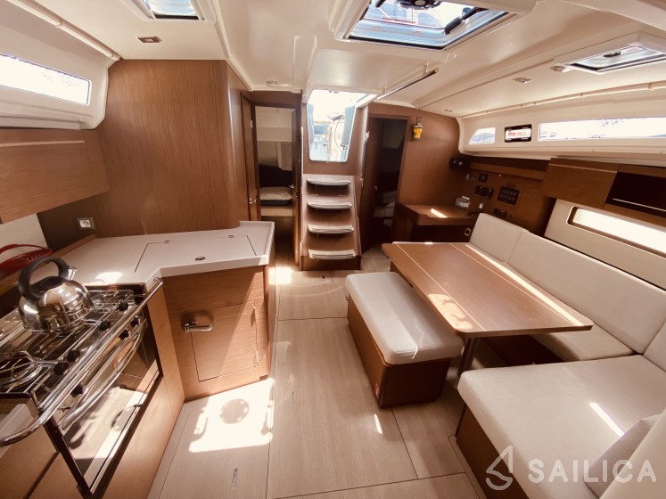Oceanis 40.1 - Yacht Charter Sailica