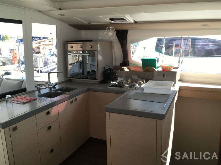 Astréa 42 - Photo #29 Astréa 42 - Yacht Charter Sailica