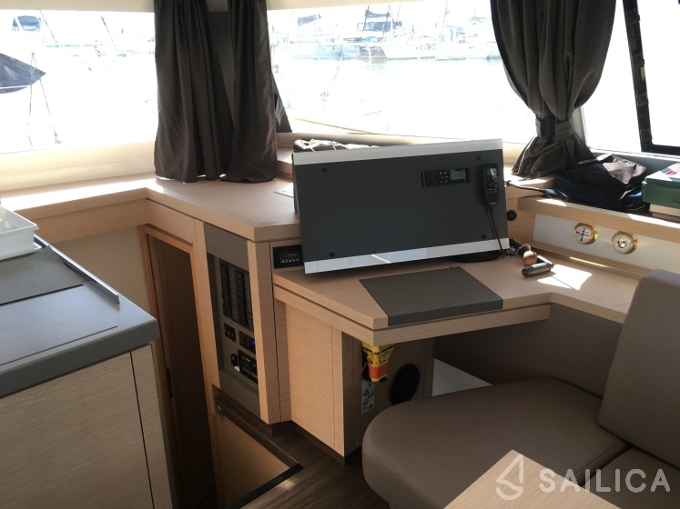 Astréa 42 - Photo #30 Astréa 42 - Yacht Charter Sailica