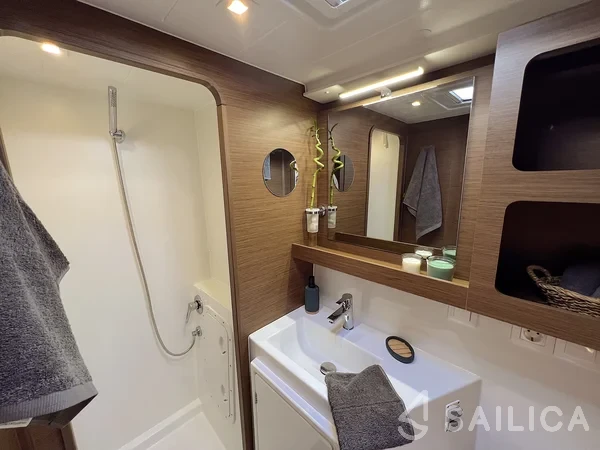 Lagoon 42 - Photo #113 Lagoon 42 - Yacht Charter Sailica