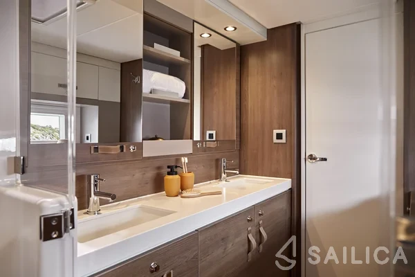 Bali 4.4 - Yacht Charter Sailica