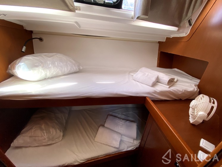 Oceanis 48 - Yacht Charter Sailica