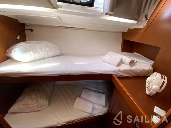 Oceanis 48 - Yacht Charter Sailica