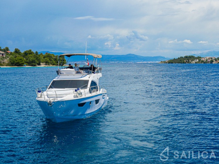 Sessa Fly 42 - 2 cab. - Yacht Charter Sailica