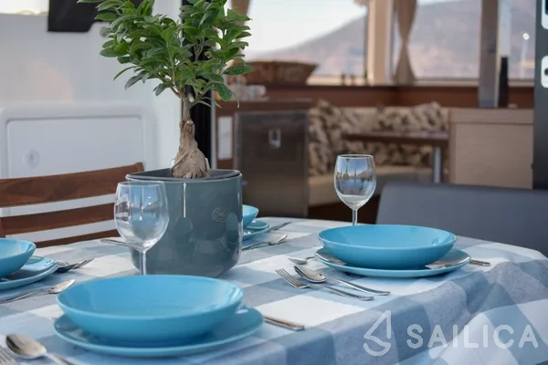 Lagoon 42 - Yacht Charter Sailica