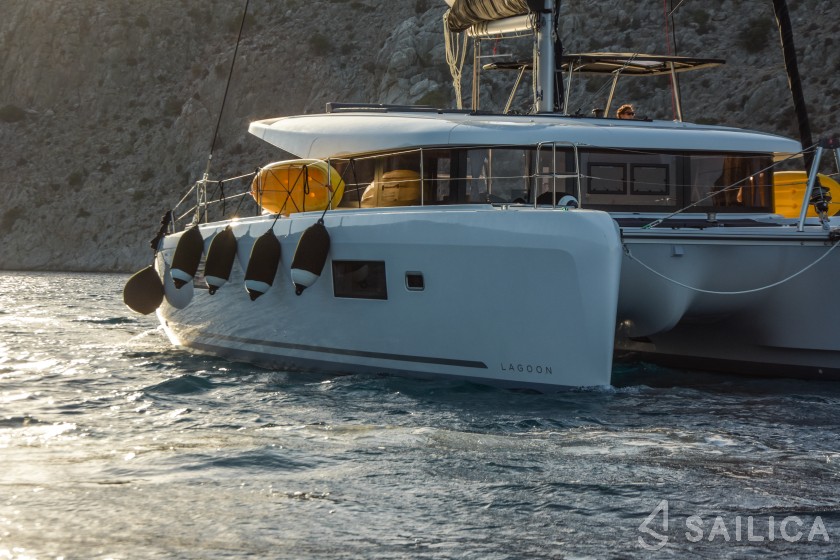 Lagoon 42 - Yacht Charter Sailica