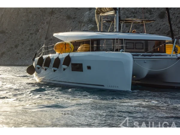 Lagoon 42 - Yacht Charter Sailica