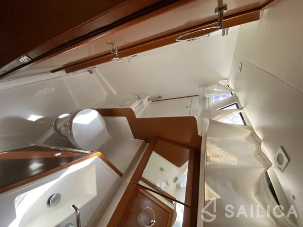 Oceanis 45 - Yacht Charter Sailica