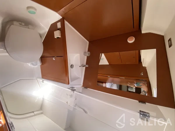 Oceanis 45 - Yacht Charter Sailica