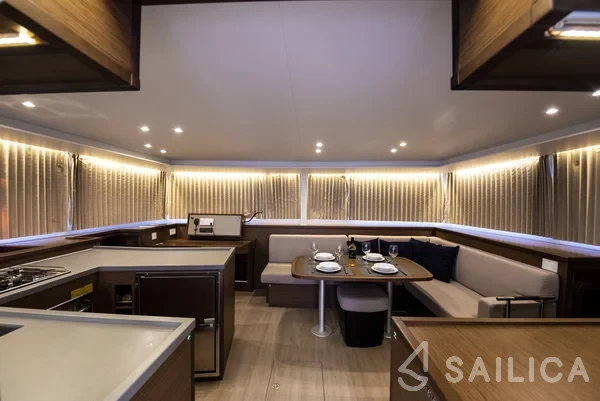 Lagoon 450  Flybridge - Yacht Charter Sailica