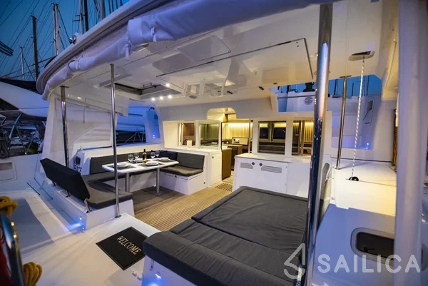 Lagoon 450  Flybridge - Yacht Charter Sailica