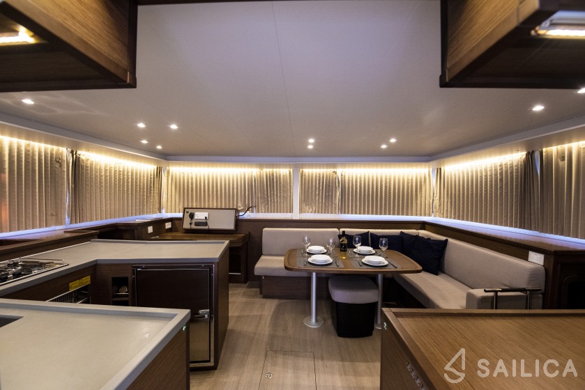 Lagoon 450  Flybridge - Yacht Charter Sailica