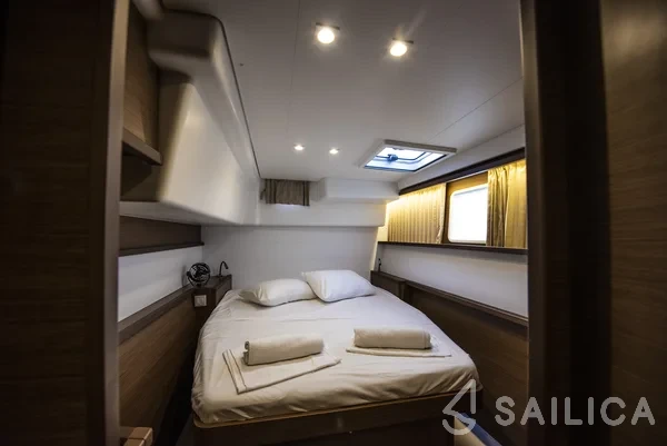 Lagoon 450  Flybridge - Yacht Charter Sailica