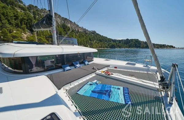 Lagoon 42 - Yacht Charter Sailica