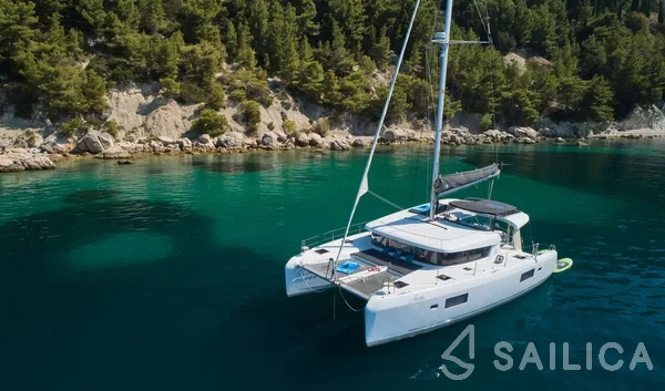 Lagoon 42 - Yacht Charter Sailica