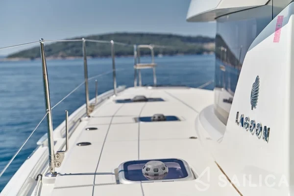 Lagoon 42 - Yacht Charter Sailica